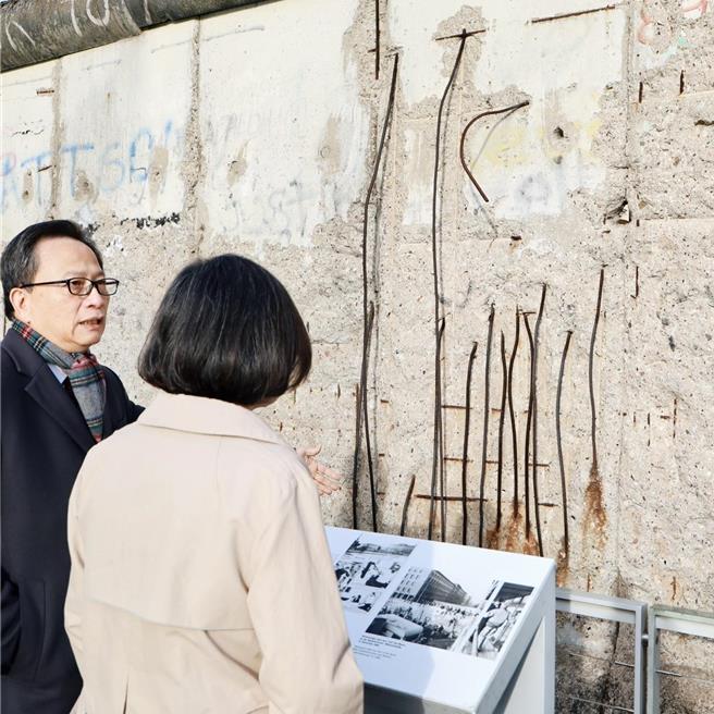 蔡英文參訪柏林圍牆 提這兩件事證明台灣已是百分百民主國家。蔡英文辦公室提供