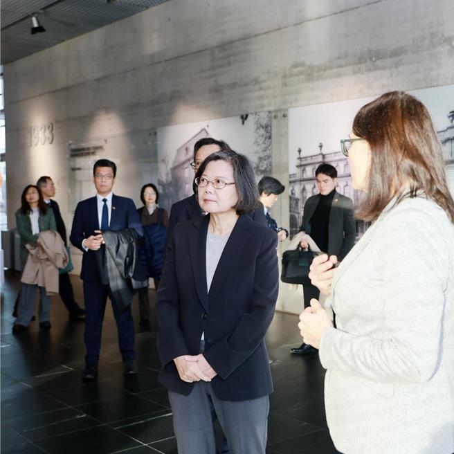 蔡英文參訪柏林圍牆 提這兩件事證明台灣已是百分百民主國家。蔡英文辦公室提供