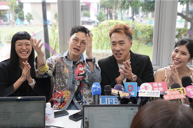 若綺（左起）、楊昇達、余祥銓、柔柔一同受訪。（池宗玲攝）