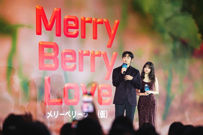 池昌旭和今田美樱一起宣布将合作新剧《Merry Berry Love》。（Disney＋提供）