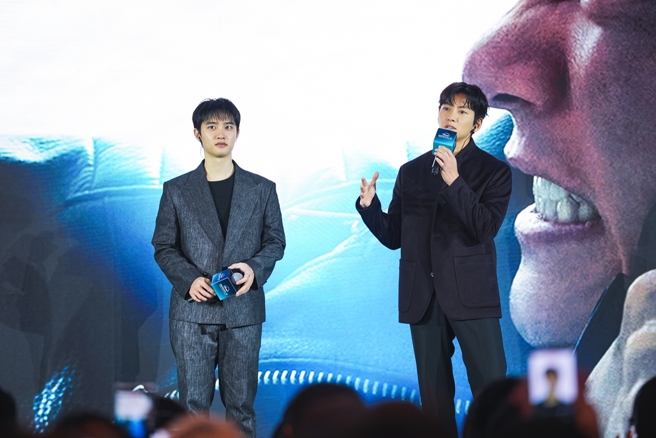 池昌旭（右）和都敬秀现身宣传《操控游戏》。（Disney＋提供）