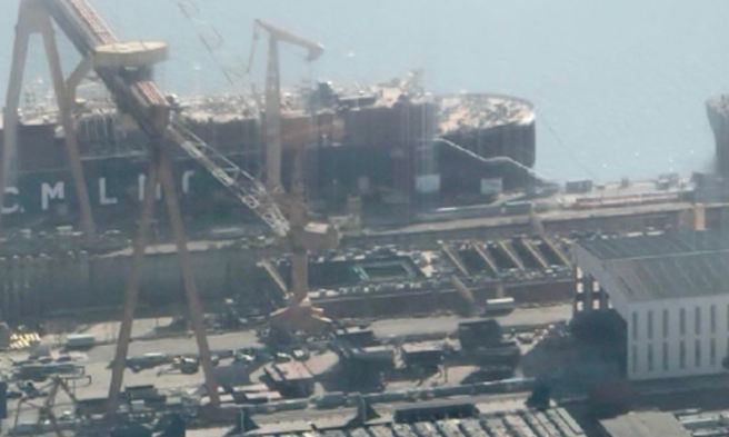 新出现的大连造船厂照片显示，中方似乎正在打造採用核动力的004型航母。（微博）