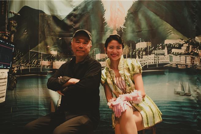 導演陳玉勳被現場重現民國40年代歌舞團的氛圍深深打動，默默在一旁落淚。左為導演陳玉勳、右為9m88。（華文創 提供）