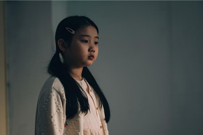 《祝你下輩子開心》葉子綺飾演無名小女孩，尋找回家的路。（公視提供）