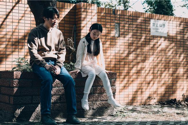 侯彥西（左）飾大體修復師，要帶「無名小女孩」葉子綺回家。（公視提供）