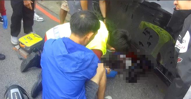 桃园市桃园区10日下午发生车祸，23岁戴姓机车骑士直行车与左转宾士相撞，骑士受困车底，送医后于12日不治，详细肇事原因仍需警方厘清。（翻摄照片）