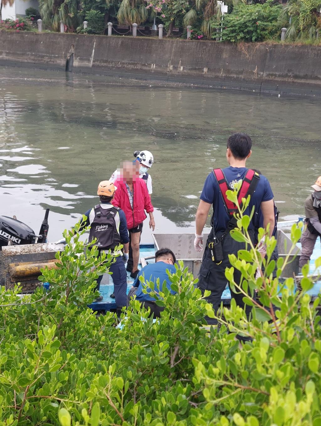 68岁高姓男子清晨沿爱河散步时，为了捡掉在河边的钥匙，却因天雨路滑失足滑进河边，深陷污泥之中动弹不得，经警消合力拉出，所幸无大碍。（高市警提供）