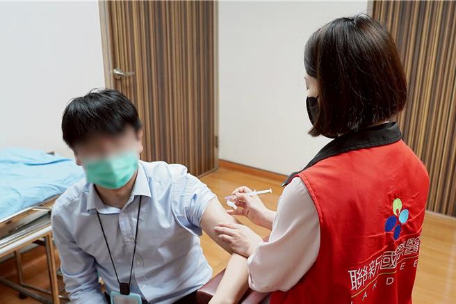 打針示意照。（聯新國際醫院提供／呂筱蟬桃園傳真）
