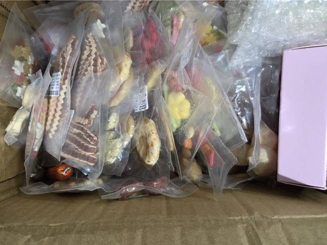高雄關於快遞專區查獲調製雞腿肉及含雞肉成分寵物飼料等。（翻攝照片／洪靖宜高雄傳真）