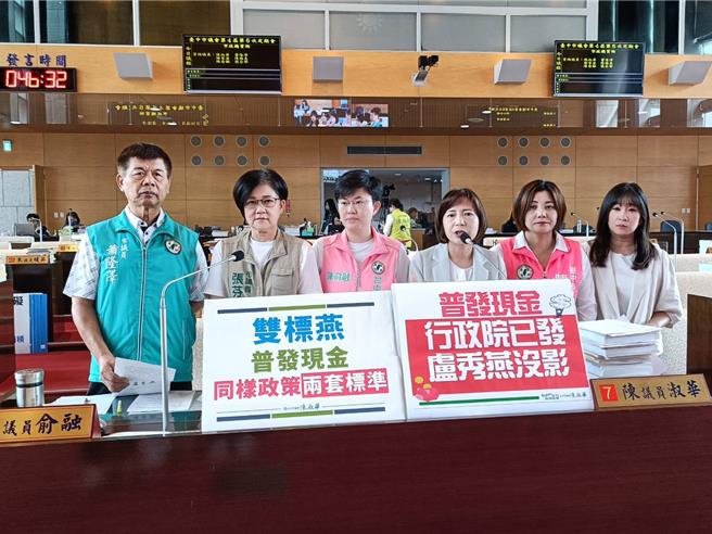 中央普發1萬元現金，台中市議員陳淑華（右三）、陳俞融（左三）、陳雅惠（右二）、張芬郁（左二）、謝家宜（右一）、蕭隆澤（左一）13日在市政總質詢要求市長盧秀燕普發5萬元。（陳淑娥攝）
