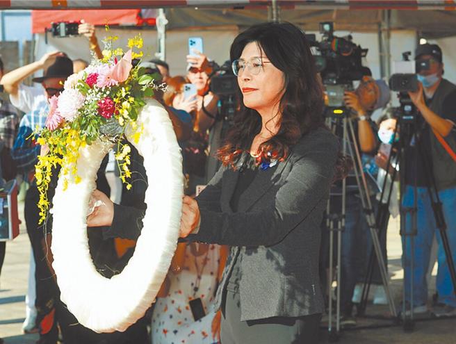 国民党主席郑丽文日前出席白色恐怖受难者秋祭引发争议。民眾党北市议员陈宥丞表示，郑近期新官上任的「三把火」，包含「我是中国人」、「普丁不是独裁者」以及秋季追思争议，已开始烧到自己，他基于同为在野党的立场必须提醒，也不希望郑「开高走低」。（本报资料照片）