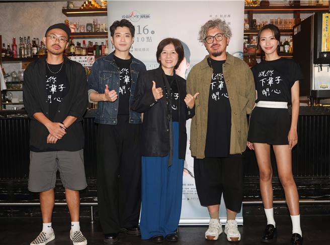 《祝你下辈子开心》制片叶绍威（左起）、侯彦西、黄柔闽、导演锺维恒、演员黄佩琪。（公视提供）