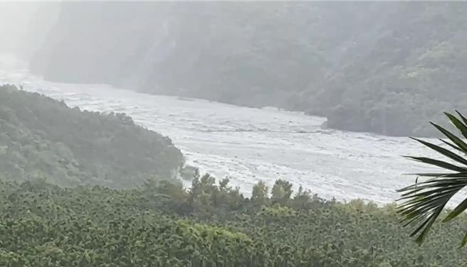 马太鞍溪堰塞湖溢流口下方今天形成1个新的小型堰塞湖，原本预估下午4时开始溢流，不过因为坝体不稳疑似提前溢流，第一波水已在下午1时40分衝抵下游马太鞍溪。（林保署花莲分署提供／罗亦晽花莲传真）