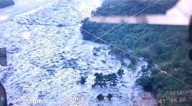 马太鞍溪堰塞湖溢流口下方今天形成1个新的小型堰塞湖，原本预估下午4时开始溢流，不过因为坝体不稳疑似提前溢流，第一波水已在下午1时40分衝抵下游马太鞍溪。（林保署花莲分署提供／罗亦晽花莲传真）