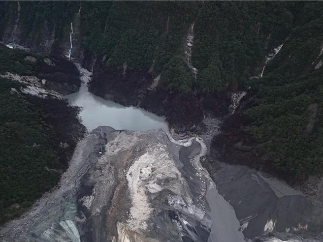 马太鞍溪堰塞湖溢流口下方今天形成1个新的小型堰塞湖，原本预估下午4时开始溢流，不过因为坝体不稳疑似提前溢流，第一波水已在下午1时40分衝抵下游马太鞍溪。（林保署花莲分署提供／罗亦晽花莲传真）