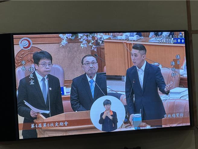 民眾黨議員陳世軒說，市府應鬆綁長照專車規範，與民間平台合作，幫助需要的長輩能方便使用資源。（高鈞麟攝）