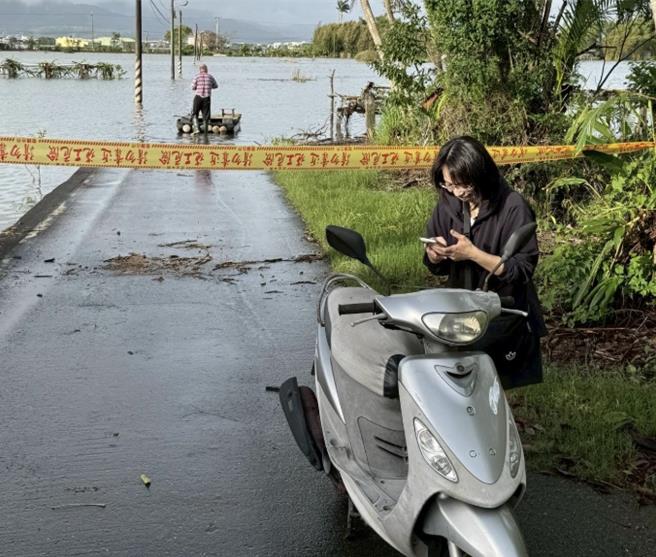 一名林姓护理师为赶赴医院照顾病人，竟冒险把机车骑上竹筏「渡水上班」，父亲在旁涉水护送。（张亮轩提供／吴佩蓉宜兰传真）