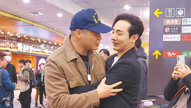 图为日前有陆配遭离境处分时，闽南狼（左）与八炯（右）在机场演出离别戏码。（图／本报资料照）