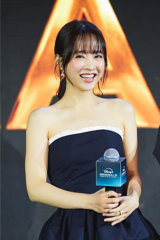 朴寶英一襲平口洋裝現身。（Disney＋提供）