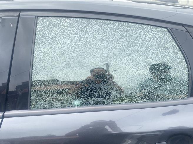 高雄市美濃區今（13）日上午傳出車輛玻璃破裂事件，有媒體一度以「槍擊」報導，但警方到場勘查後發現，實際上只是遭小鋼珠擊中，並非槍枝射擊。（警方提供／林雅惠高雄傳真）