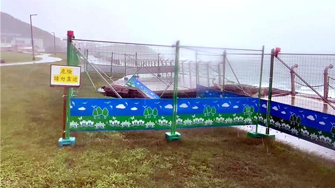 基隆市有民眾13日上午发现，潮境公园的海堤疑似不堪近日大浪拍打，出垷一个长宽各4米的塌陷。海科馆表示，已争取经费，海堤修復工程将于明年农历年后展开。（张志康摄）