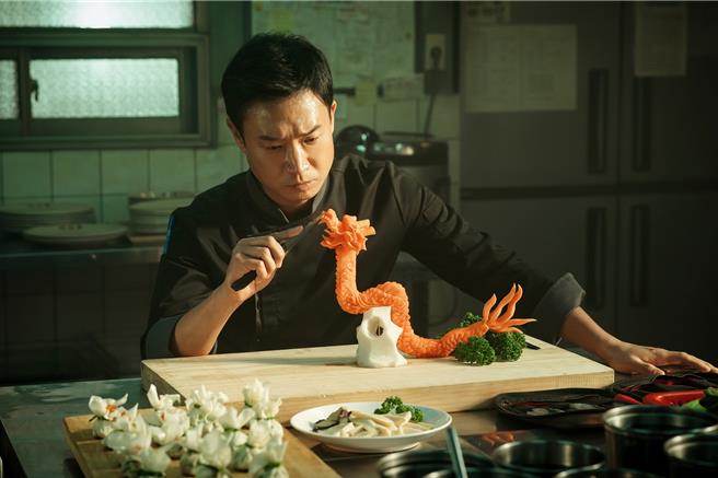 赵宇镇积极勤练厨艺，甚至在餐厅休息时跑去练习。（采昌提供）