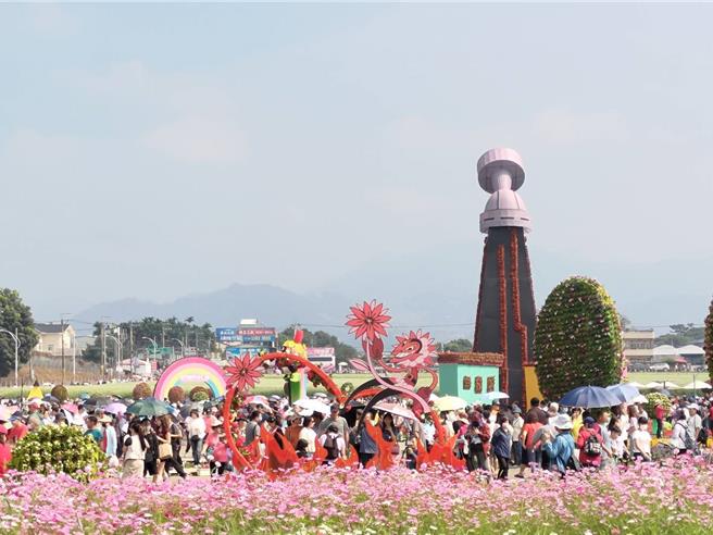 重新開園吸引遊客上山賞花。（台中市政府提供／李京昇台中傳真）