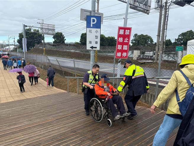 警方協助行動不便民眾推輪椅。（警方提供／李京昇台中傳真）
