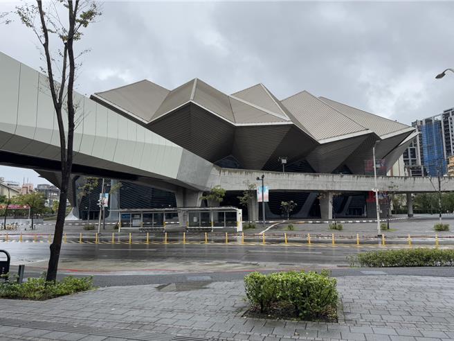 议员秦慧珠建议，北流周遭目前还有点荒凉，如果能增加一些卖场、餐厅，能让来看表演的民眾久留玩一整天，可以跟北市商业处合作发展成商圈。（张珈瑄摄）