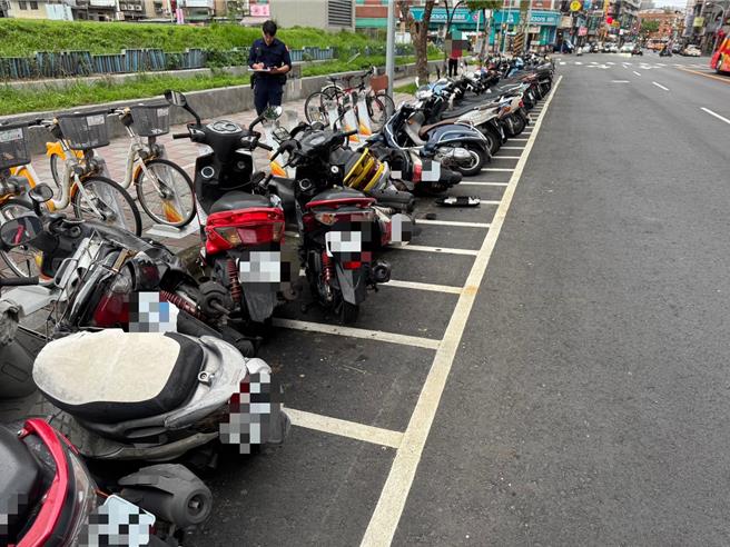 林男駕駛小轎車右轉時疑似操作不慎，直接撞上路邊停放的機車，造成多達12輛受損。（警方提供）