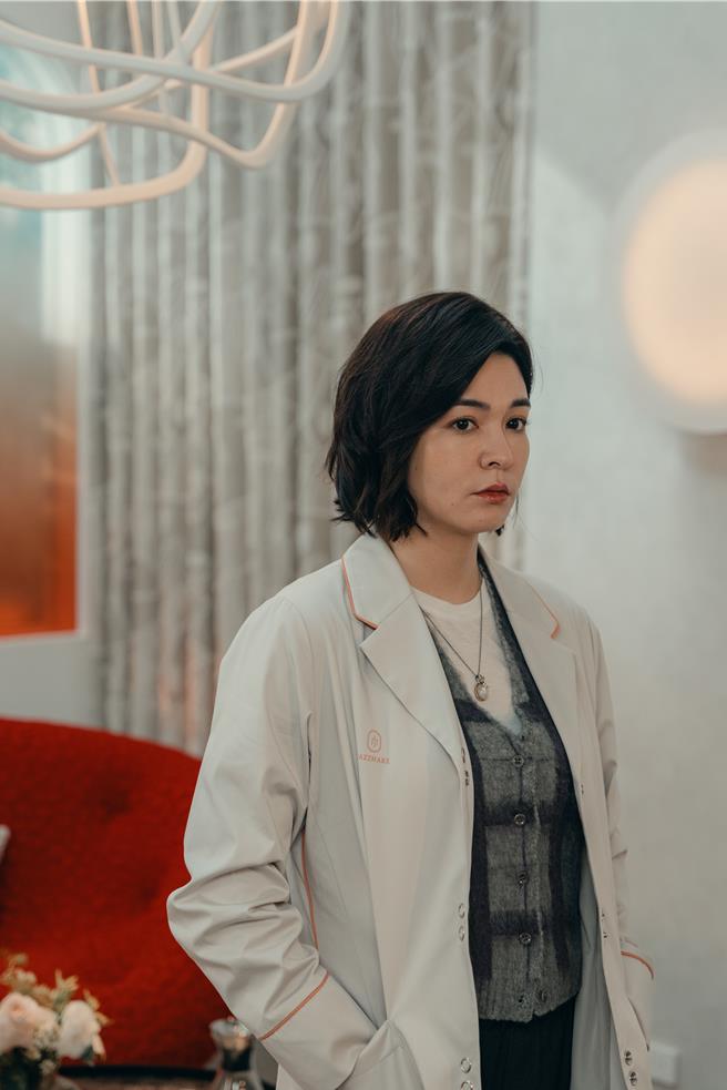 张榕容饰演的整形医师「杨雅颂」，屡屡戳破现代社会审美的同质化与盲从。（六鱼文创提供）