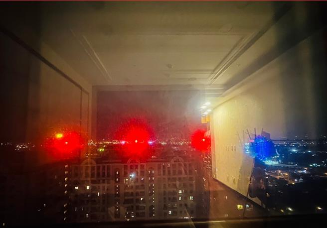 新莊一處大樓住戶每晚被強烈紅光照射，長期下來出現焦慮、頭痛、睡眠障礙等症狀。（圖／議員陳世軒）