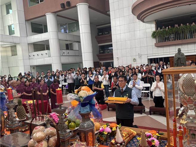 台南市長黃偉哲(前)率領議員、市府團隊一起參香，迎接即將到來的「北港媽」南都巡歷。(曹婷婷攝)