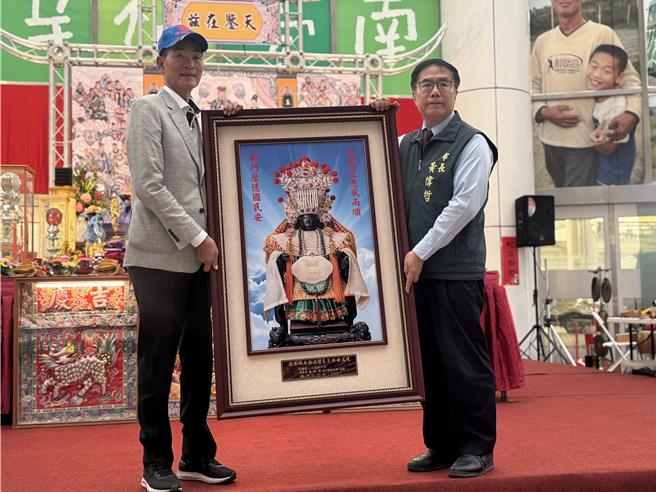 北港朝天宮董事長蔡咏鍀(左)與台南市長黃偉哲共同見證「北港媽」南都巡歷即將登場。(曹婷婷攝)