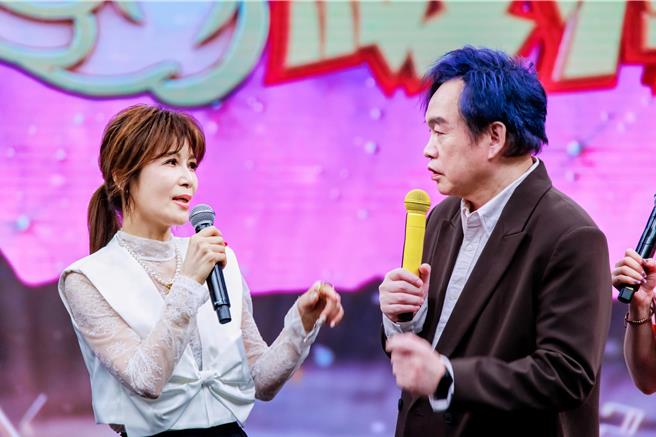 蔡秋凤（左）跟康康一来一往斗嘴。（中视提供）