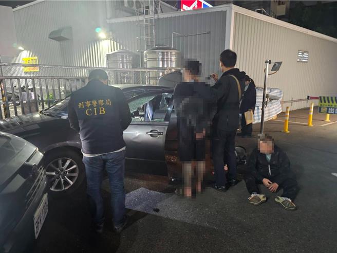 警方破窗逮捕假網拍詐欺集團犯嫌。（翻攝畫面）