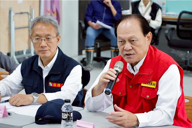 行政院政务委员季连成（右）今天在宜兰县代理县长林茂盛（左）等人陪同下，了解苏澳灾区復原状况，季对县府与镇公所的救灾效率表达肯定。（图／宜兰县政府）