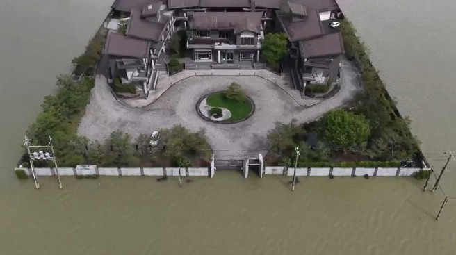 位於冬山茄苳路的「泉月樓行館」靠著防水閘門與排水系統，成功防守。（圖／業者提供）