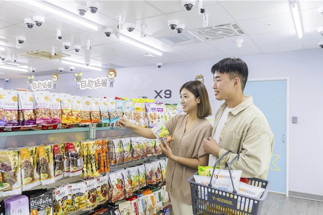 7-11「X-STORE 9」天花板擁有逾140支功能複合型攝影機及光學雷達LiDAR。（7-11提供／朱世凱台北傳真）