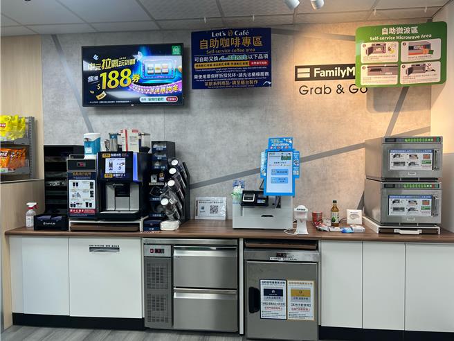 全家科技店4.0同步配置智能咖啡機與自助微波爐。（全家提供／朱世凱台北傳真）