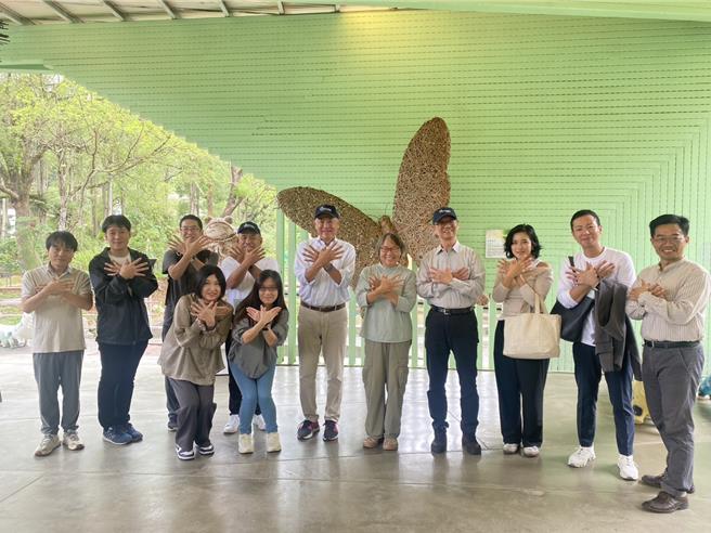 日本高松机场代表取缔役社长小幡义树带队来南投，走访象徵台日情谊的埔里纸教堂。（南投县政府提供／杨静茹南投传真）