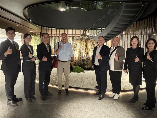 日本踩线团至日月潭参观「汉来日月行馆」，欣赏草间弥生代表作《南瓜》等8名艺术家作品。（南投县政府提供／杨静茹南投传真）