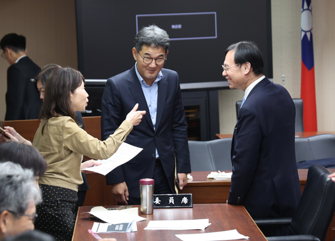 立法院13日朝野党团协商「全民健康保险资料管理条例草案」，由社会福利及卫生环境委员会召委刘建国（中）主持会议，卫福部长石崇良（右）与立委交换意见。（姚志平摄）