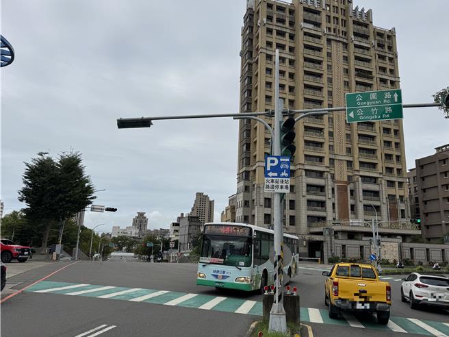 新竹中學暮光足跡團隊研究指出，讓竹中學生感到最不安的路口，是在公園路左轉公竹路時。（陳育賢揶）