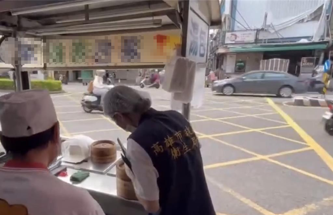高市衛生局指出，稽查人員在現場未發現蒸籠發霉，但業者坦承重複使用內用收回的蒸籠紙，將依《食品安全衛生管理法》第47條規定，裁罰業者3萬元以上300萬元以下罰鍰。（高市衛生局提供／紀爰高雄傳真）