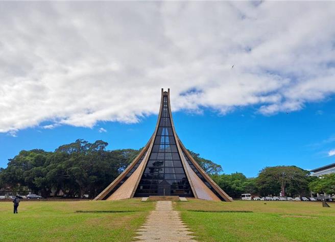 东海大学遭控破坏文化景观延烧，校方上周公告妨碍校誉不实指控律师声明稿表示，建筑系退休副教授阮伟明于文资处说明会后仍张贴不实贴文，教唆学生设立连署页面，诬指学校违法行政流程等，将对阮先生及相关人士提出刑事及民事告诉。阮伟明13日受访回应，准备寻求法律协助。（温予菱摄）