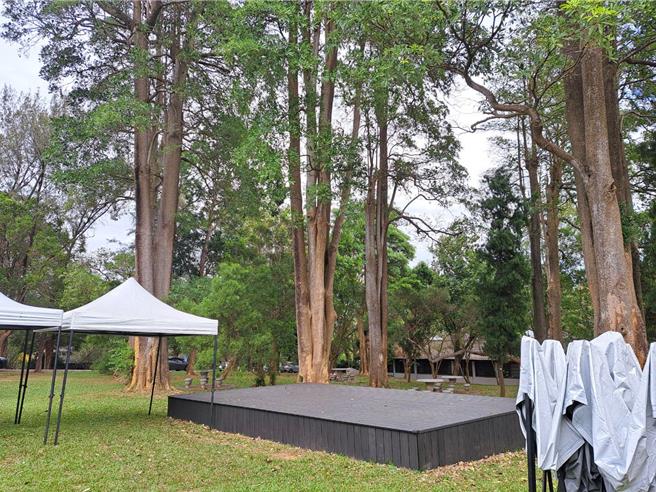 阳光草皮中搭建的舞台，经10日文化景观保存维护专案小组联席审查后，同意于明年1月5日该周搬迁，上面注记本舞台为临时活动使用，期间为今年10月至明年1月。（温予菱摄）