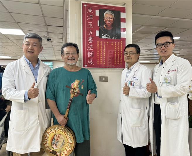 屏東醫院13日為癌逝癌友張先生舉辦「筆墨人生，生命最終章」書法展，並請來張的偶像陳明章揭牌。（謝佳潾攝）