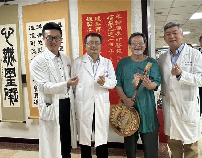 屏東醫院13日為癌逝癌友張先生舉辦「筆墨人生，生命最終章」書法展，並請來張的偶像陳明章揭牌。（謝佳潾攝）