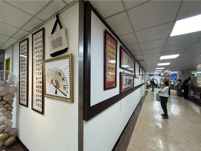 屏東醫院13日為癌逝癌友張先生舉辦「筆墨人生，生命最終章」書法展，這是張人生第一場、也是最後一場的書法展。（謝佳潾攝）